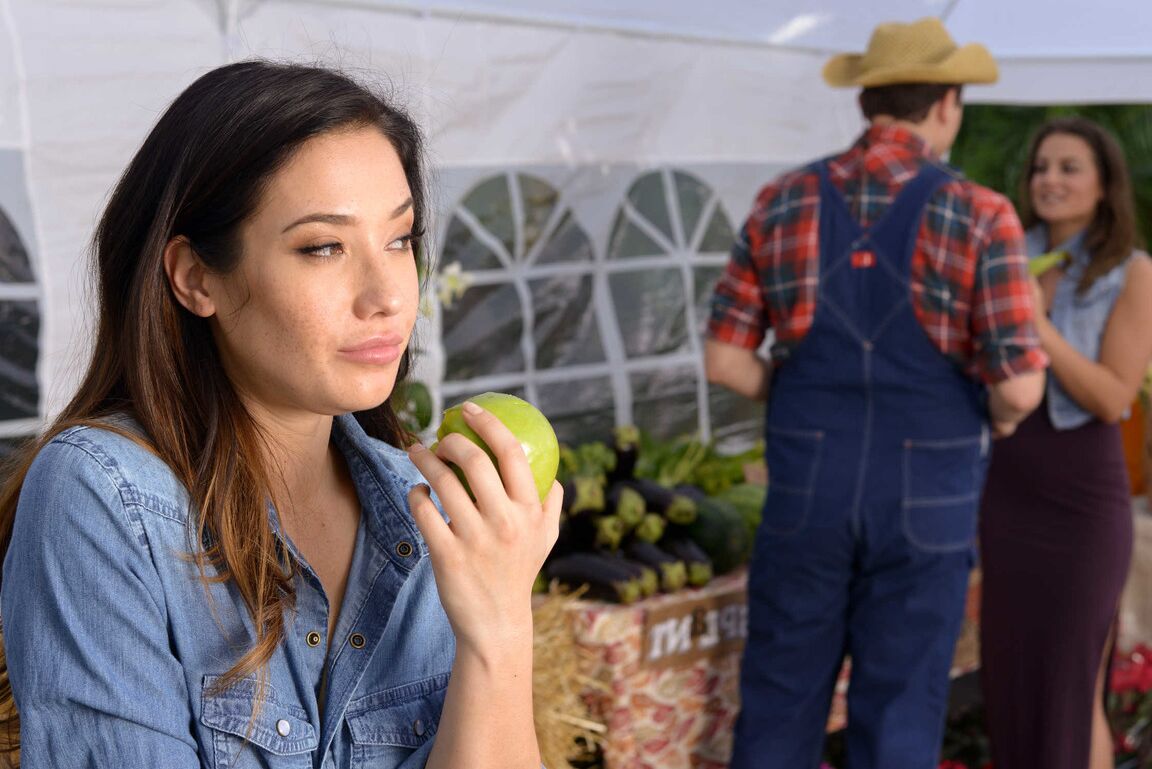 21P La bella esposa del granjero Eva Lovia es embestida en el mercado de verduras