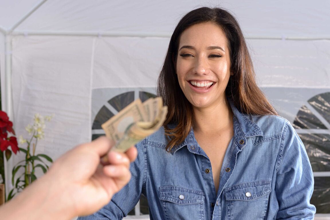 21P La bella esposa del granjero Eva Lovia es embestida en el mercado de verduras