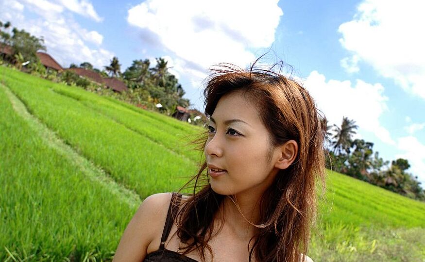 16P La joven japonesa Honoka expone sus grandes tetas en el campo