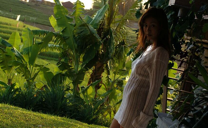 16P La joven japonesa Honoka expone sus grandes tetas en el campo