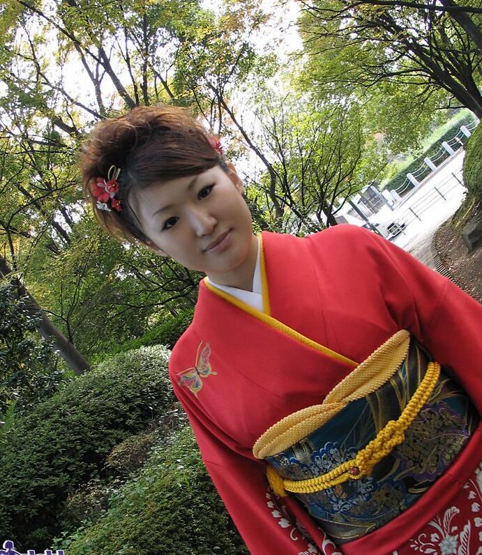 16P Slutty Aimi zieht ihren Kimono aus, um zu duschen, bevor sie abends etwas trinken und Sex hat