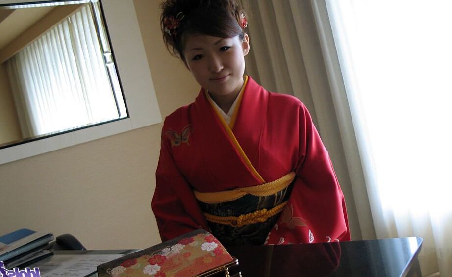 16P Slutty Aimi zieht ihren Kimono aus, um zu duschen, bevor sie abends etwas trinken und Sex hat