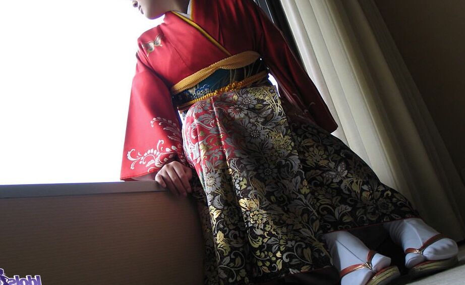 16P Slutty Aimi zieht ihren Kimono aus, um zu duschen, bevor sie abends etwas trinken und Sex hat