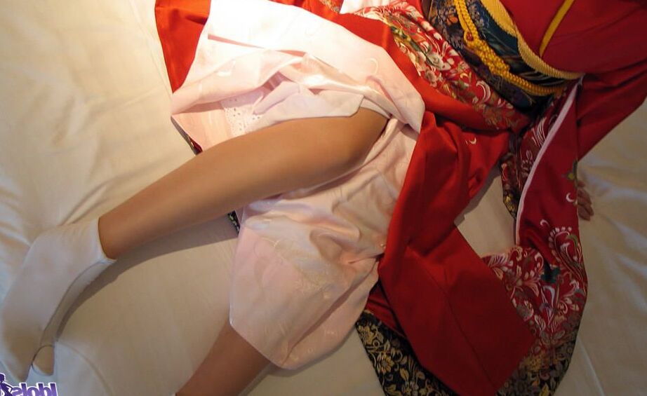 16P Slutty Aimi zieht ihren Kimono aus, um zu duschen, bevor sie abends etwas trinken und Sex hat