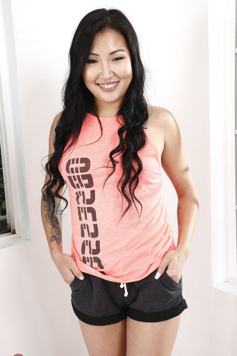 21P Linda morena asiática Jade Luv mostrando sua bucetinha careca