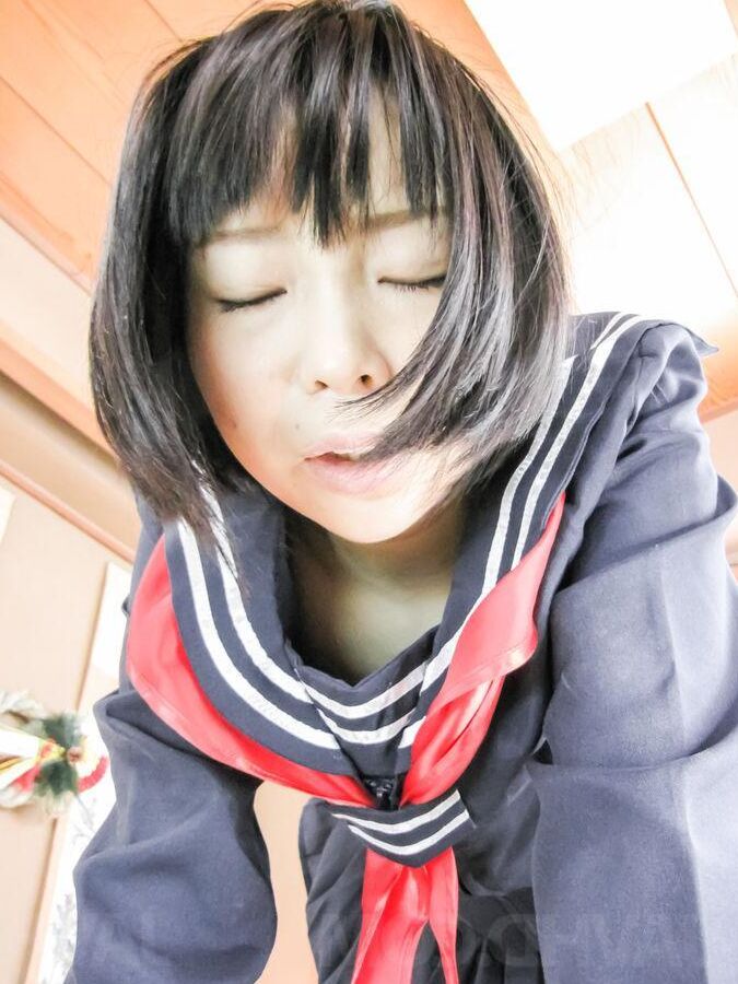 15P Yuri Sakurai mit Dildo im Arschloch wird durch den Schritt gefickt