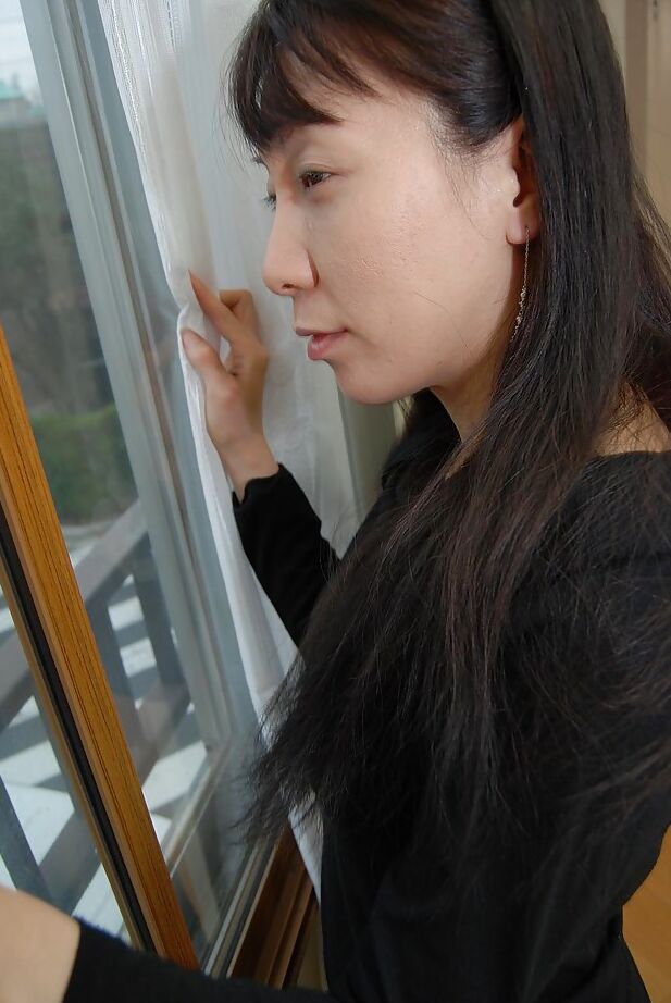 16P La esposa japonesa Kanae Otani se mete los dedos en el coño asiático peludo después de desnudarse