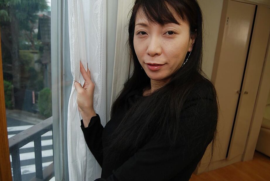 16P La esposa japonesa Kanae Otani se mete los dedos en el coño asiático peludo después de desnudarse