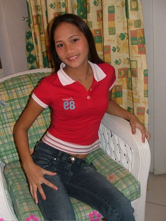 16P Nubile filipina amateur Wendy muestra su suave coño afeitado y encerado