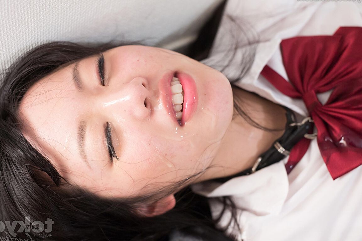 16P Une écolière japonaise gags en se faisant baiser le visage à genoux