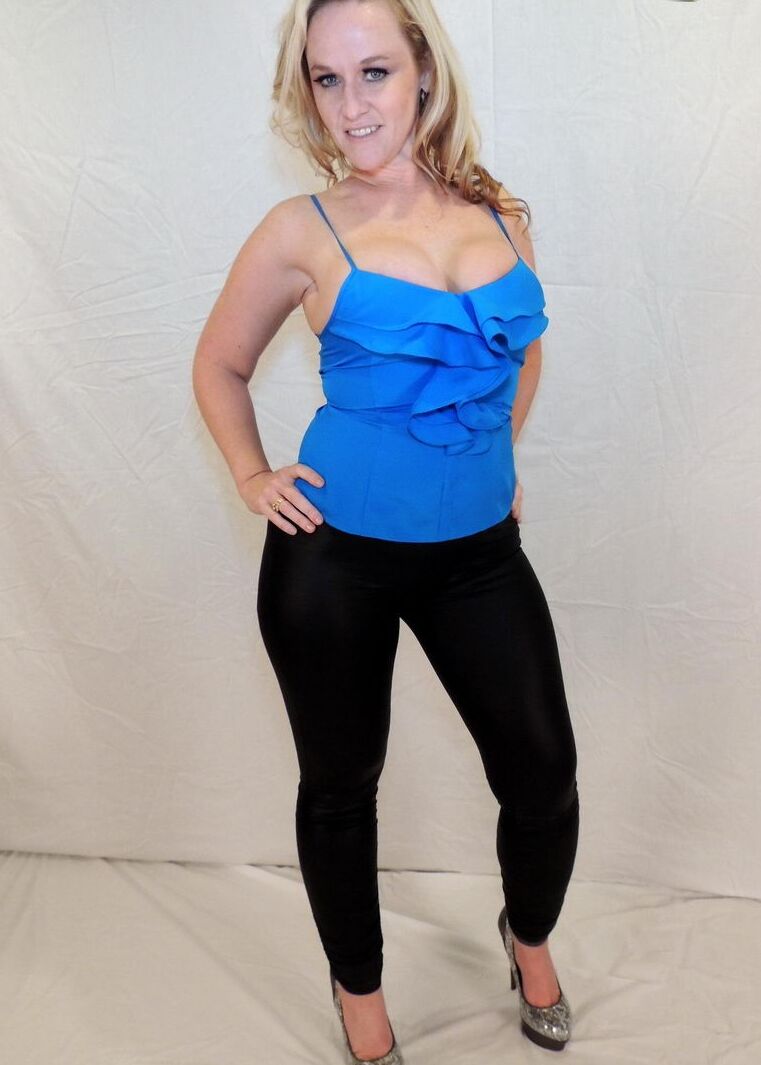 17P Dee Siren, amatrice blonde, montre son décolleté en portant des collants noirs.