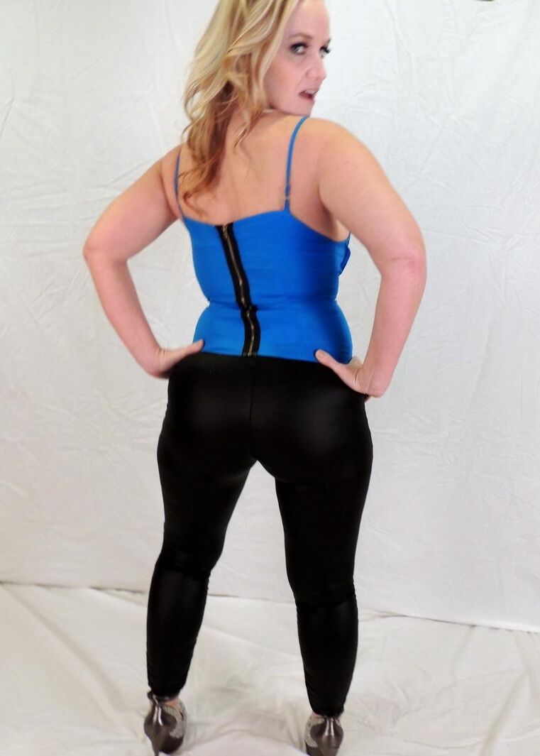 17P Dee Siren, amatrice blonde, montre son décolleté en portant des collants noirs.