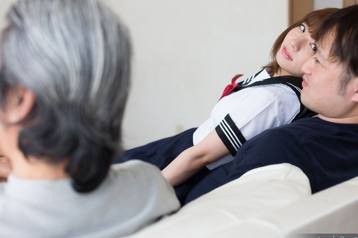 16P Estudante japonesa seduz o padrasto depois de masturbar seu regalo peludo