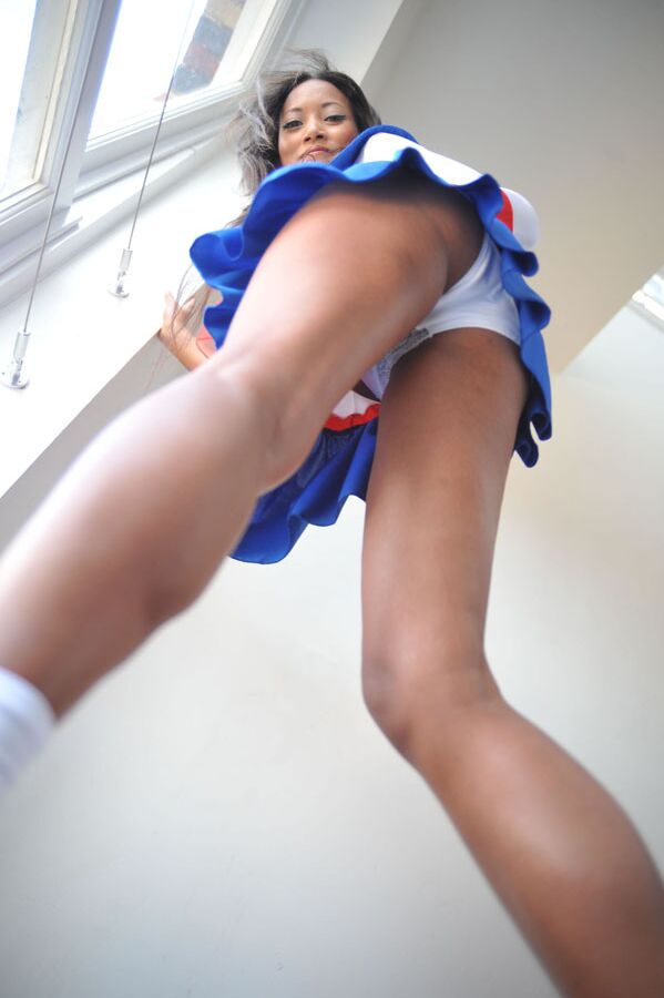 15P Das langbeinige asiatische Mädchen Ayumi Natsume zieht sich aus und stellt sich nackt zur Schau