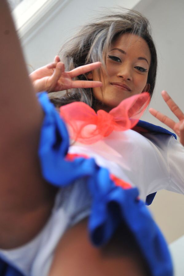 15P Das langbeinige asiatische Mädchen Ayumi Natsume zieht sich aus und stellt sich nackt zur Schau