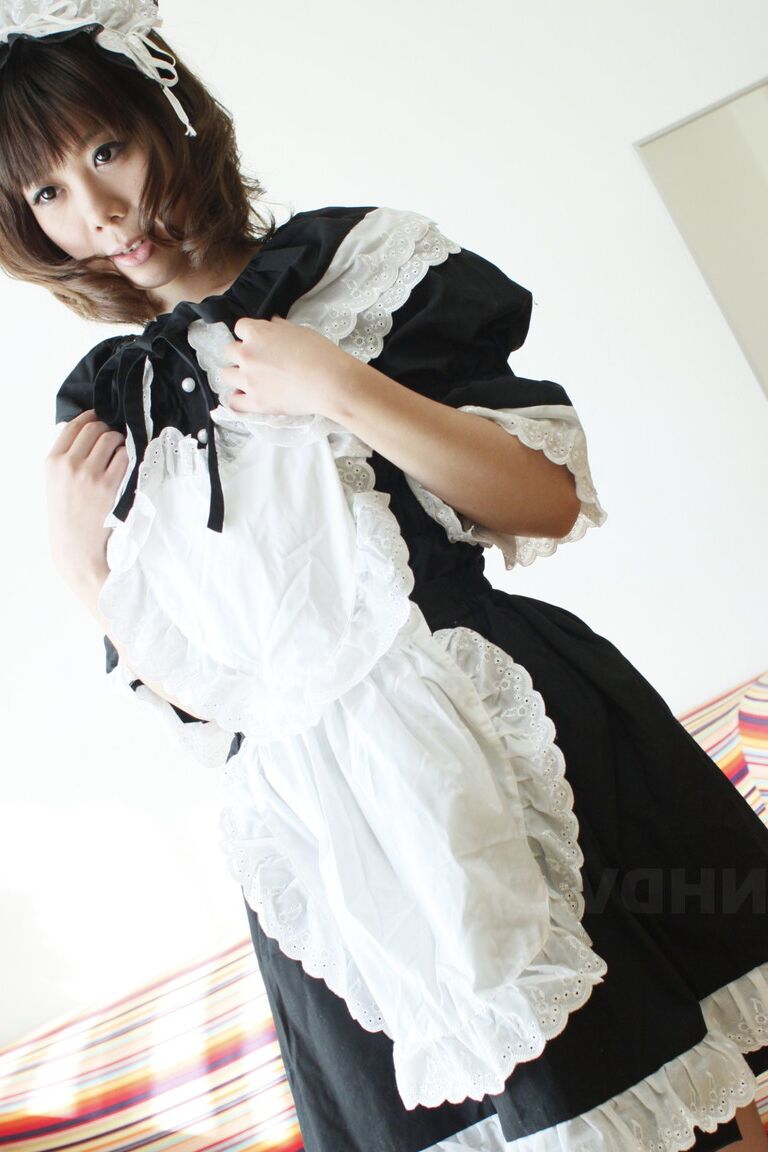 21P La sirvienta asiática morena Sakura Aragaki se desnuda y le juguetean y chupan el chocho