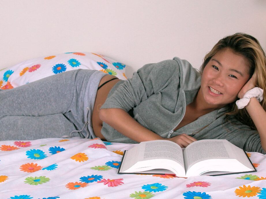 16P La pequeña asiática amateur Annie dejando al descubierto sus pequeñas tetas y su forma de posar desnuda