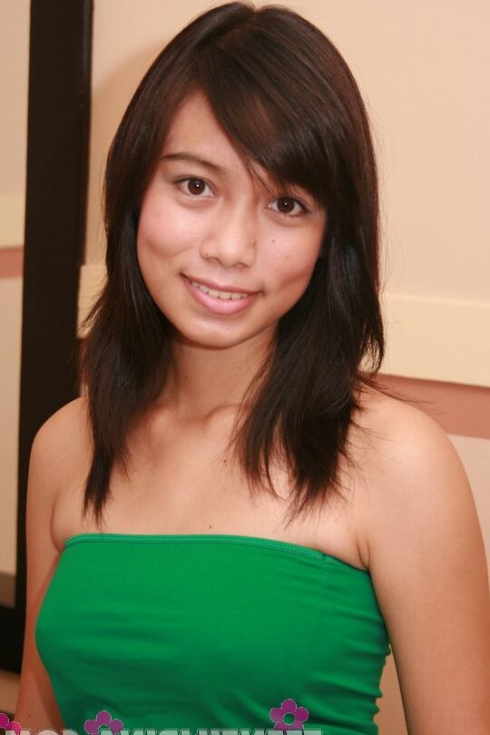 16P Belleza filipina amateur lucha por mantener su top en su lugar