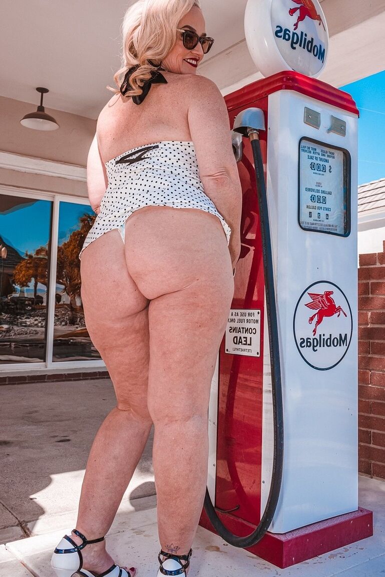 20P Retro-Pinup-MILF Dee Siren entblößt ihren fetten Hintern und posiert an einer Tankstelle