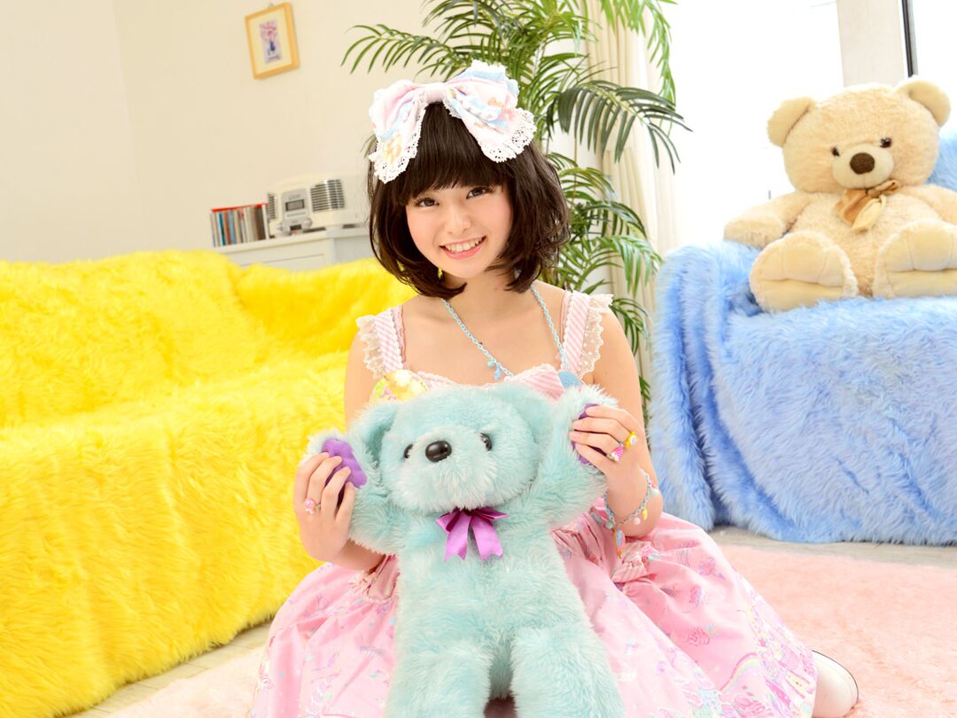 20P La superbe teen asiatique Rika Shimazaki se fait vibrer la chatte chauve et serrée
