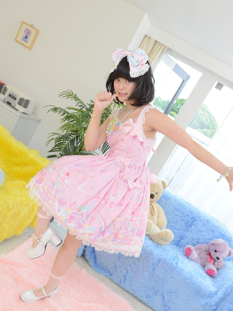 20P La superbe teen asiatique Rika Shimazaki se fait vibrer la chatte chauve et serrée