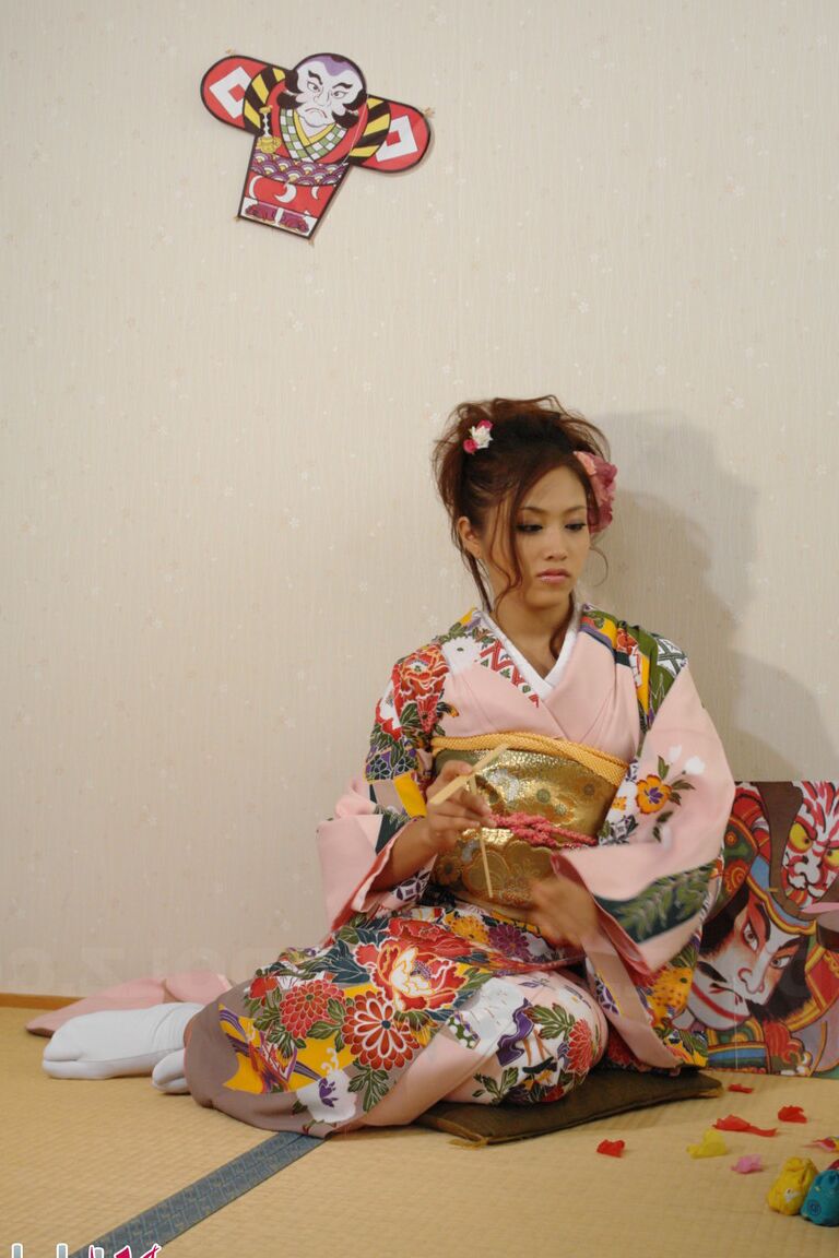 15P La adolescente japonesa Iori Miduki desliza las bragas bajo la falda a un lado para masturbarse