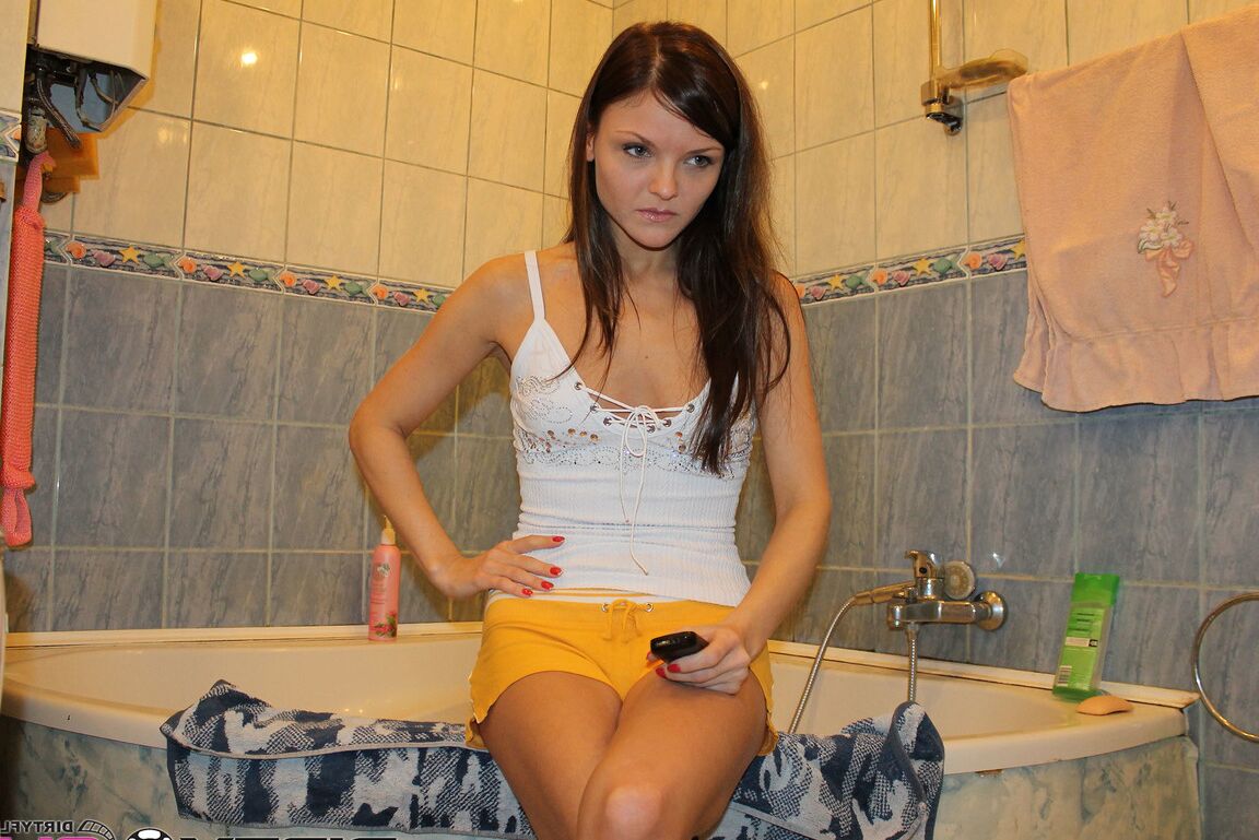 17P ルーマニア人のガールフレンドが彼氏を縛った後、別の男とセックスする
