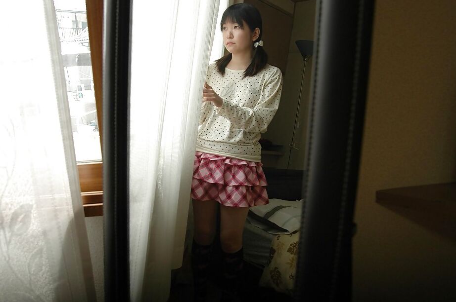 16P Ado asiatique en chaussettes montantes enlevant sa culotte et exposant son entaille rasée