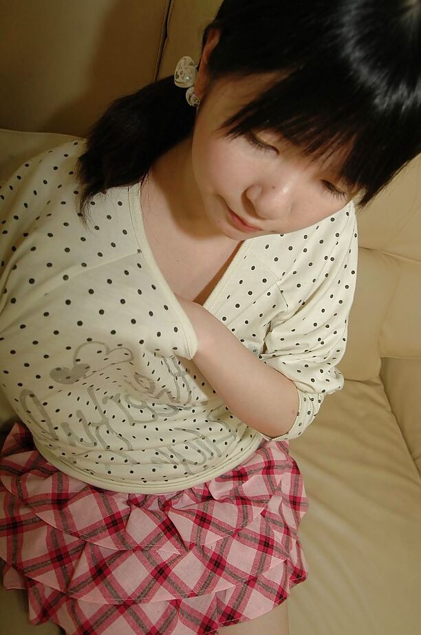 16P Ado asiatique en chaussettes montantes enlevant sa culotte et exposant son entaille rasée