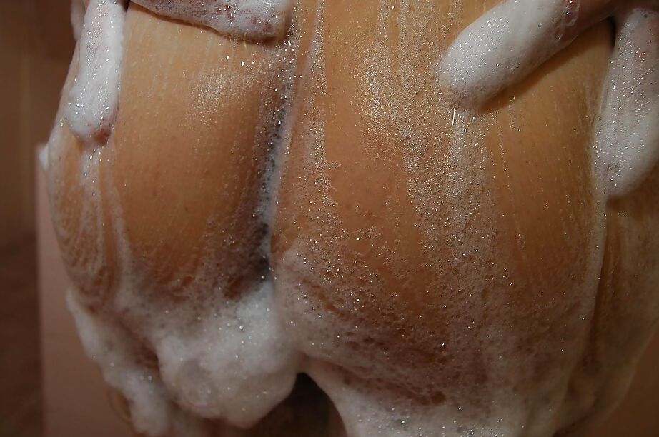 16P A gata asiática Yuka Wajima está lavando sua vagina bem apertada!