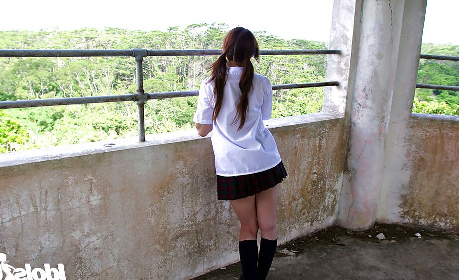 16P Linda garota asiática Miyu Sugiura tirando o uniforme escolar ao ar livre