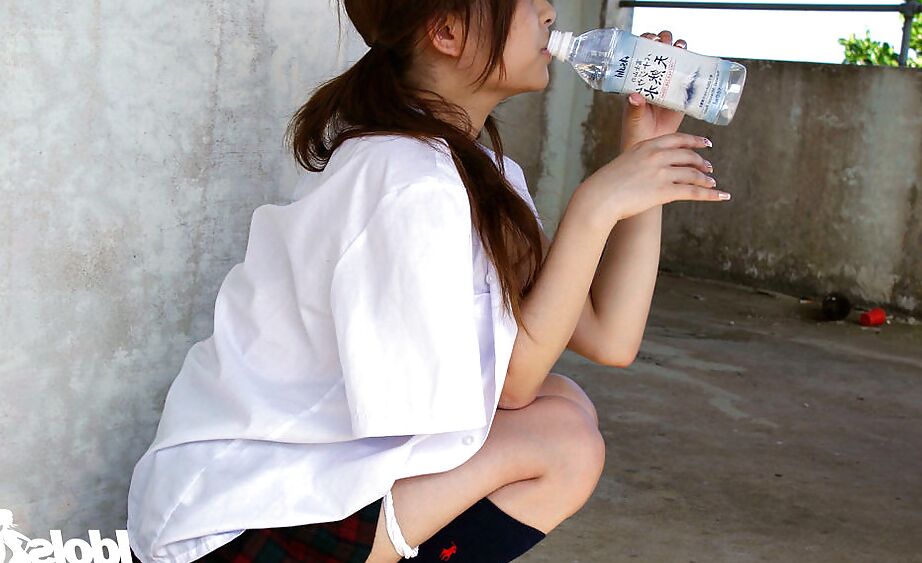 16P Linda garota asiática Miyu Sugiura tirando o uniforme escolar ao ar livre