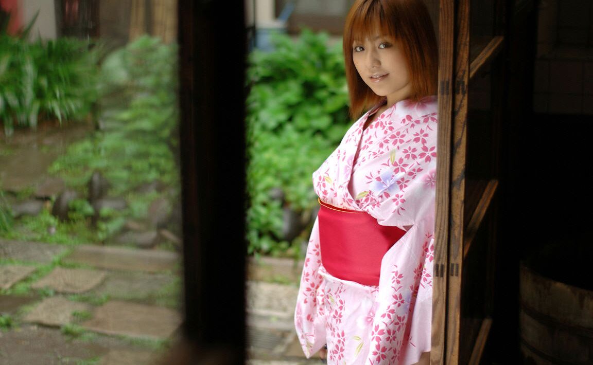 Diese 16-jährige japanische Landstreicherin stellt ihren schönen Arsch zur Schau, während sie von hinten masturbiert wird