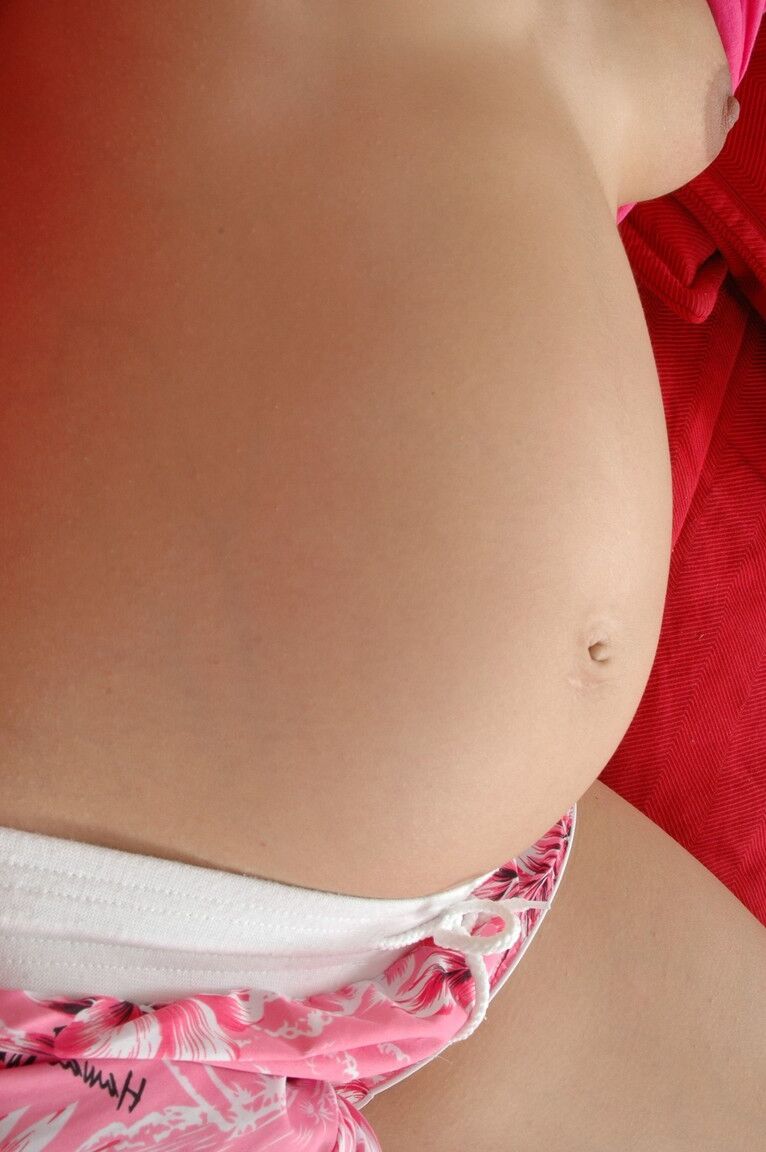 21P La joven embarazada Charlotte Pelucci se desnuda para mostrar su abultada barriga