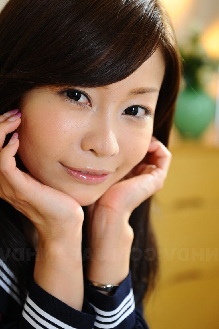 15P La preciosa japonesa Yuri Aine en traje de marinero posa para mostrar su bonita cara