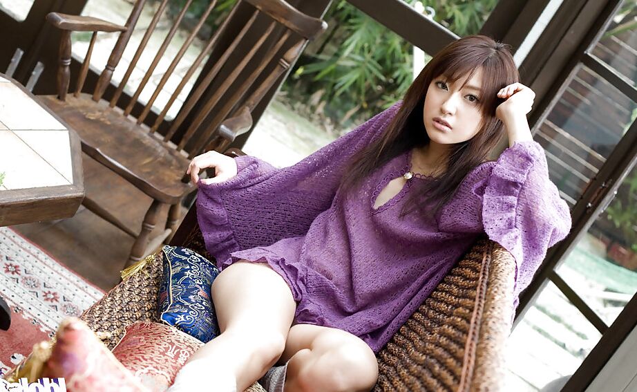 16P La esbelta asiática Misa Shinozaki se quita la ropa