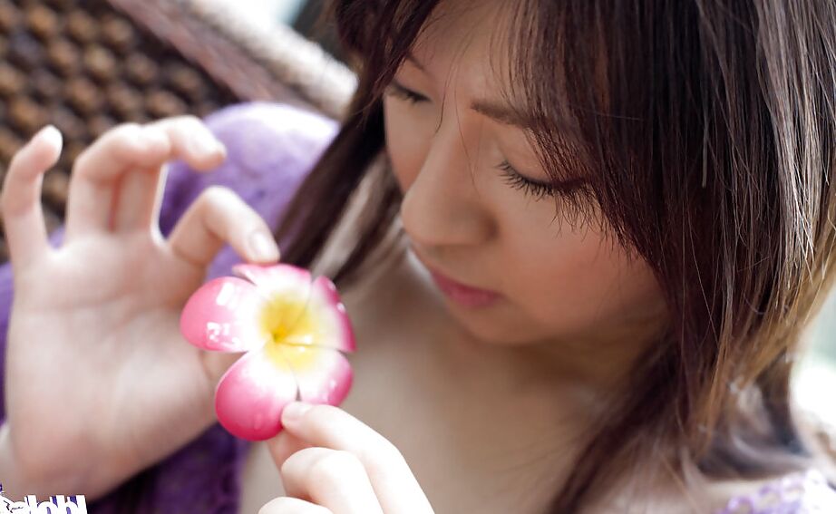 16P La esbelta asiática Misa Shinozaki se quita la ropa