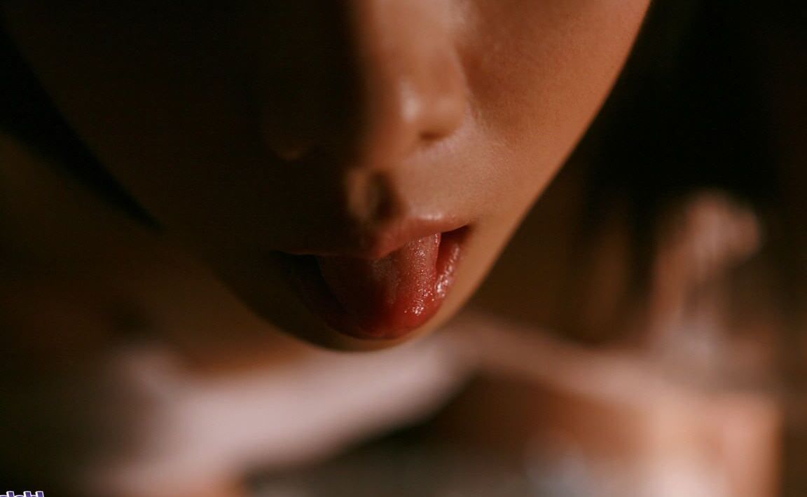 16P Bonita adolescente asiática muestra su bonito cuerpo dentro y fuera de la ropa