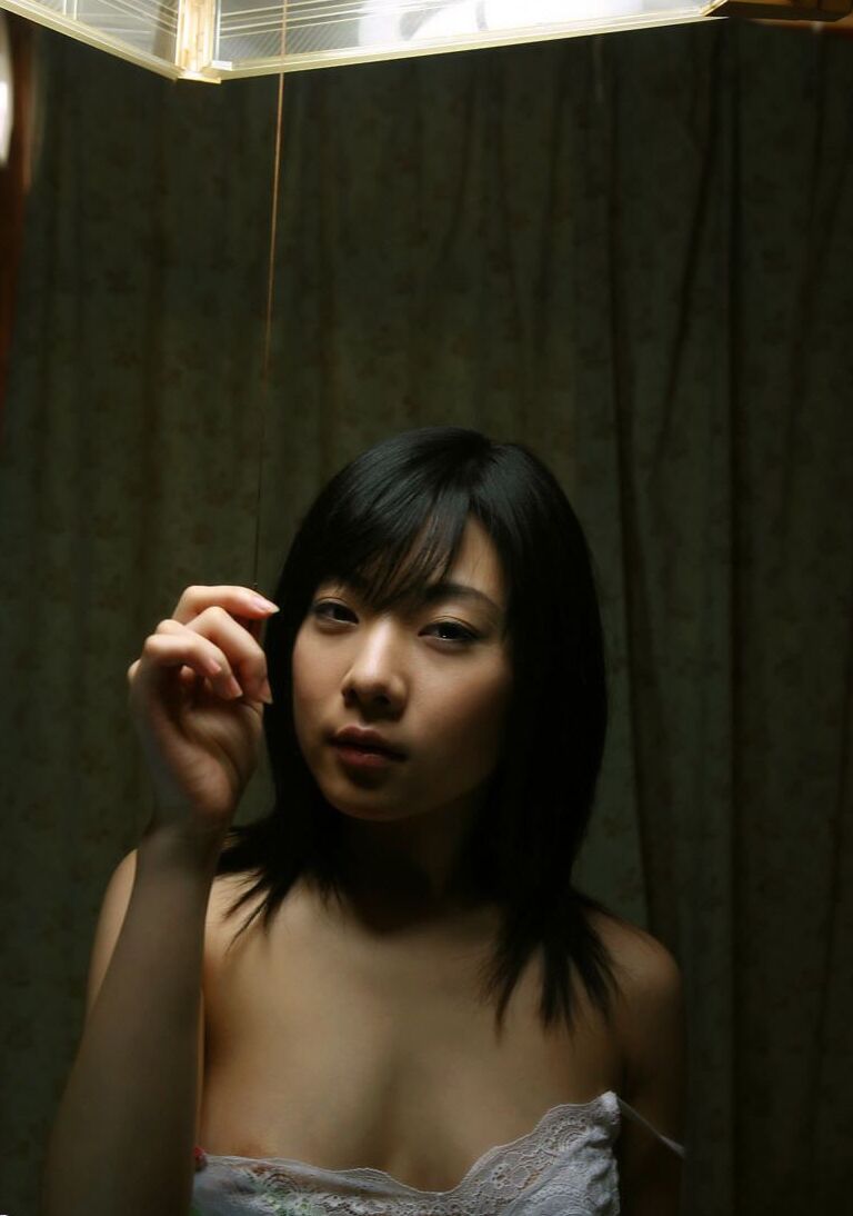 16P Bonita adolescente asiática muestra su bonito cuerpo dentro y fuera de la ropa