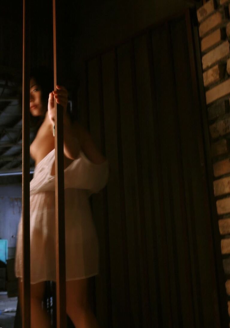 16P Bonita adolescente asiática muestra su bonito cuerpo dentro y fuera de la ropa