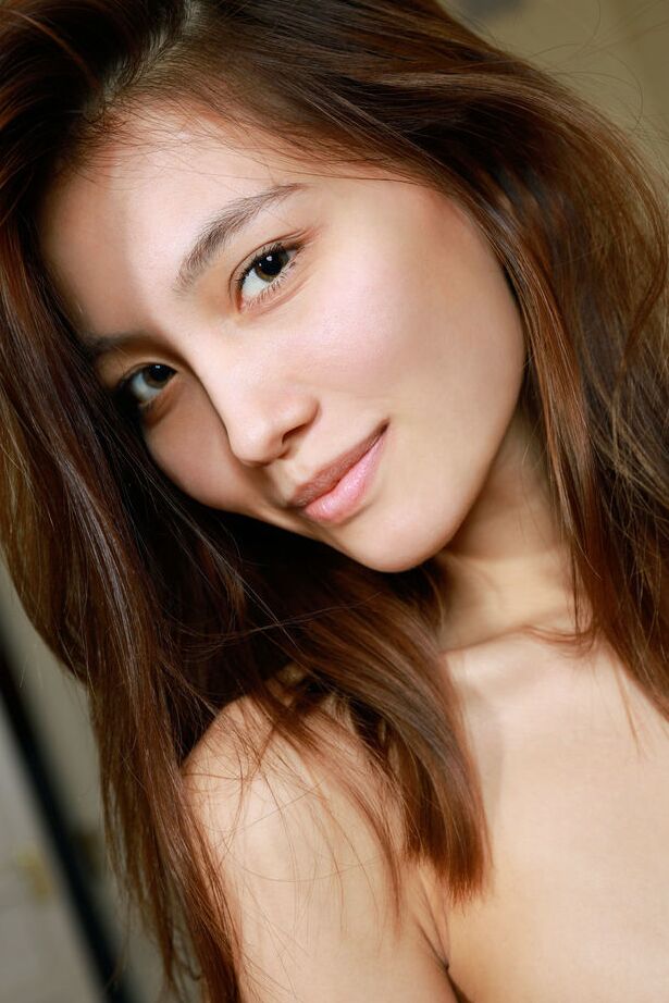 18P Jeans clad Asian strips to squat with her legs open wide to show her clit