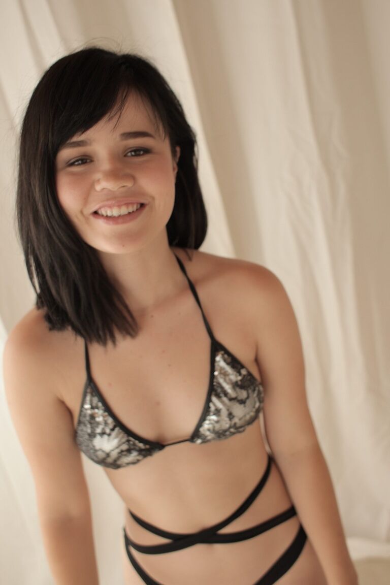 21P Une star du porno asiatique sexy posant en lingerie et étirant son cul et sa chatte