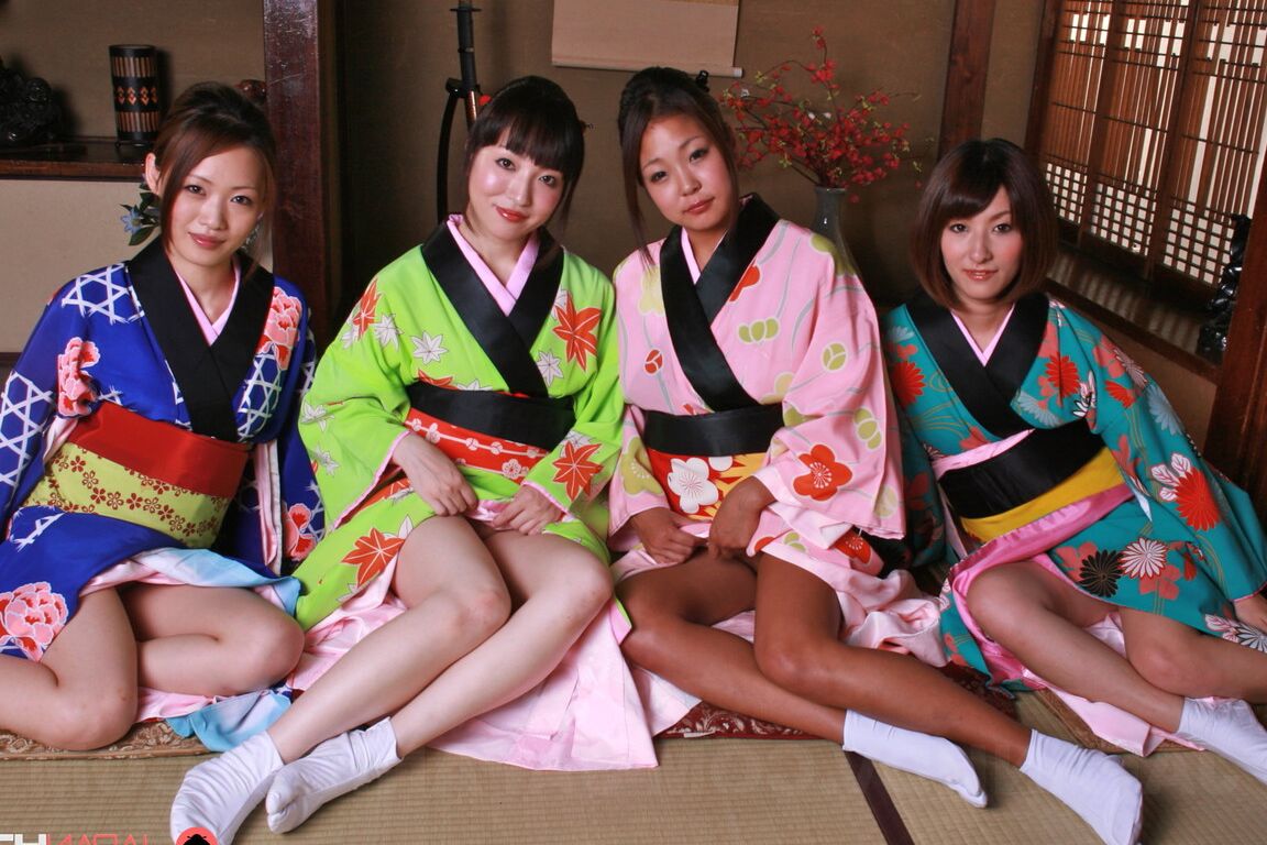 15P Heiße junge japanische Models ziehen ihre Kimonos aus, um in der Gruppe schlüpfrig herumzufummeln