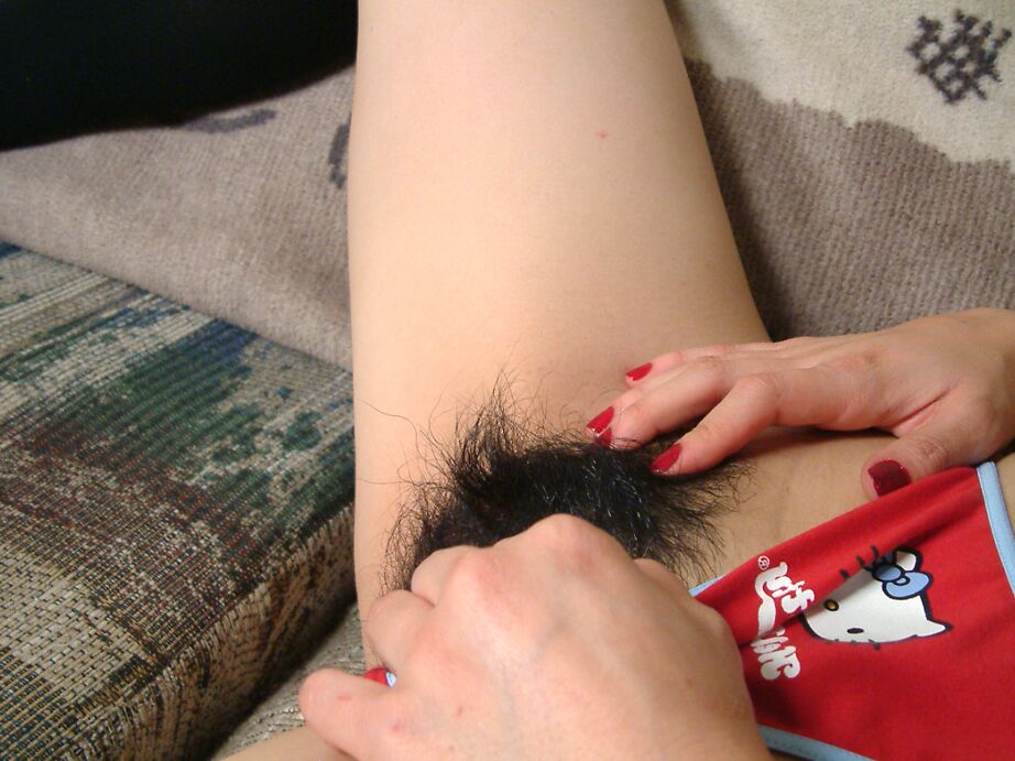 16P La MILF asiática Cady nos sorprende con su coñito peludo bajo la falda de colegiala