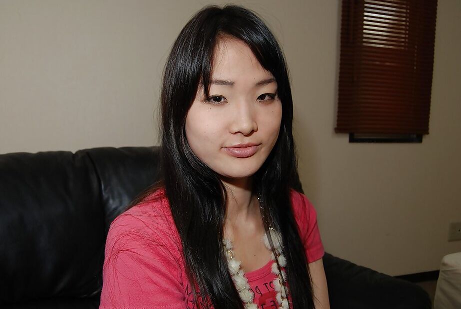 16P Aika Tanuma, une jeune asiatique aux cheveux longs, se déshabille et joue avec sa chatte.