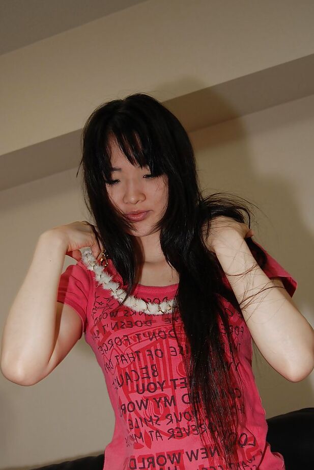 16P Aika Tanuma, une jeune asiatique aux cheveux longs, se déshabille et joue avec sa chatte.