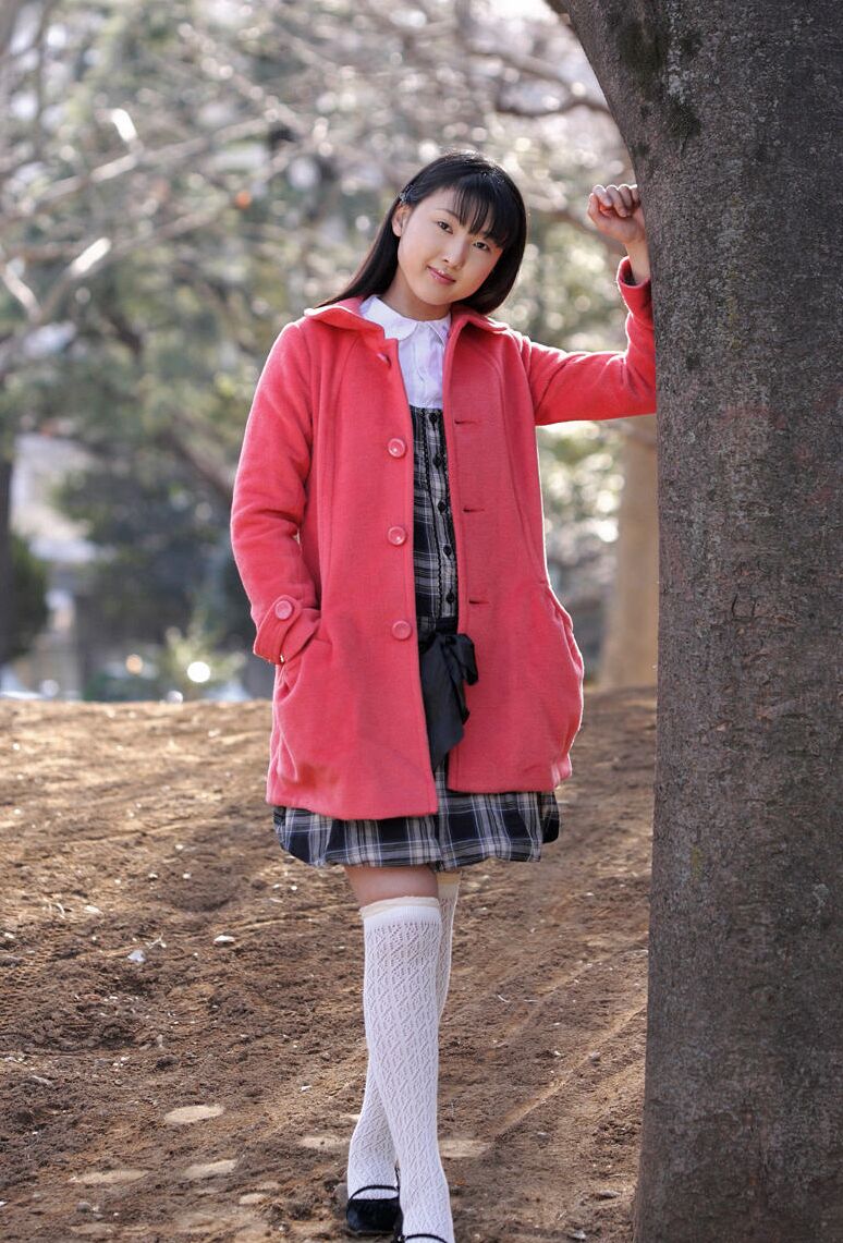 16P La jeune écolière japonaise Youko Sasaoka se met nue dans des chaussettes blanches OTK