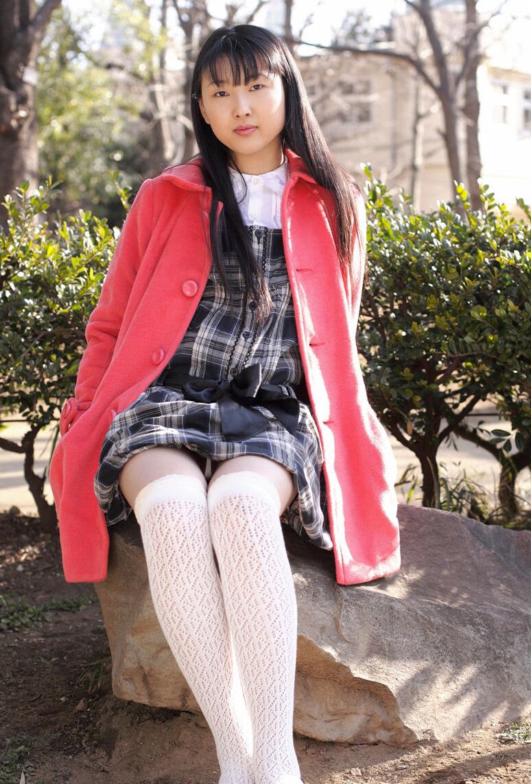 16P La jeune écolière japonaise Youko Sasaoka se met nue dans des chaussettes blanches OTK