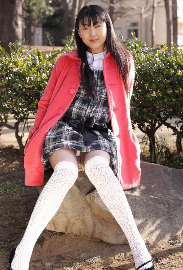 16P La jeune écolière japonaise Youko Sasaoka se met nue dans des chaussettes blanches OTK