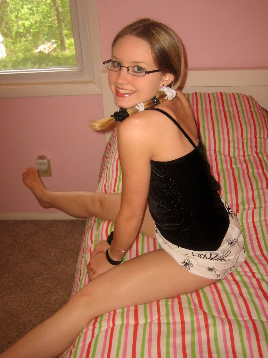 21P Adolescente amateur con gafas Kitty hace alarde de su culo caliente mientras juega